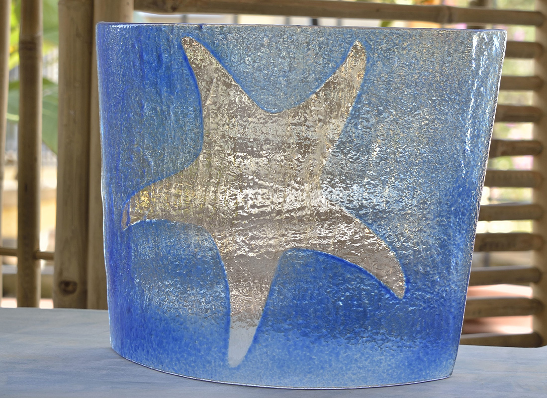 Applique-mezza-conica-in-vetro-sabbiato-con-disegno-stella-marina