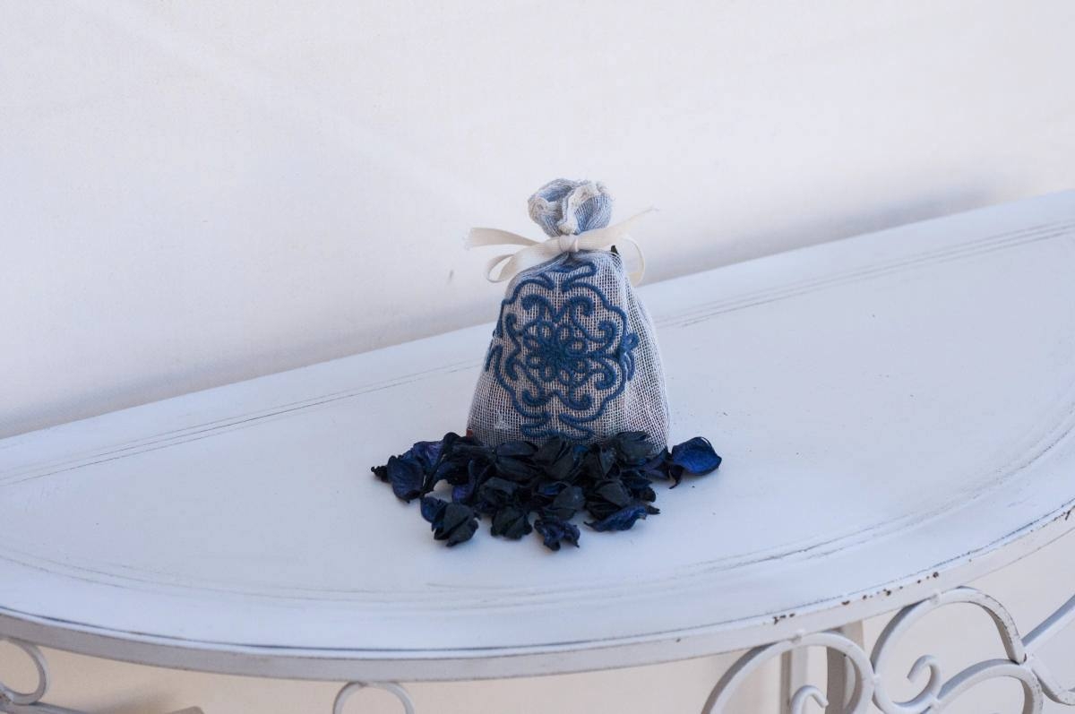 Art-1 sacchetto profuma biancheria in lino puro celeste con pistoccu azzurro forte
