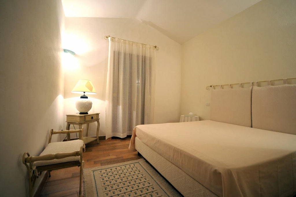 Art-12 Somier rivestito con tessuto pistoccu in cotone e copriletto misto lino