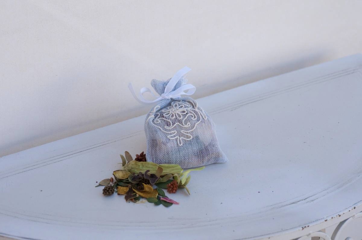 Art-2 sacchetto profuma biancheria in lino puro celeste con pistoccu panna