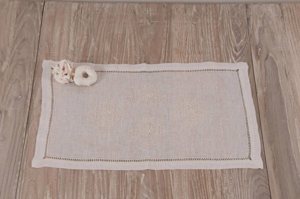 Art-22 centro in lino puro panna con pistoccu panna e orlo a giorno doppio