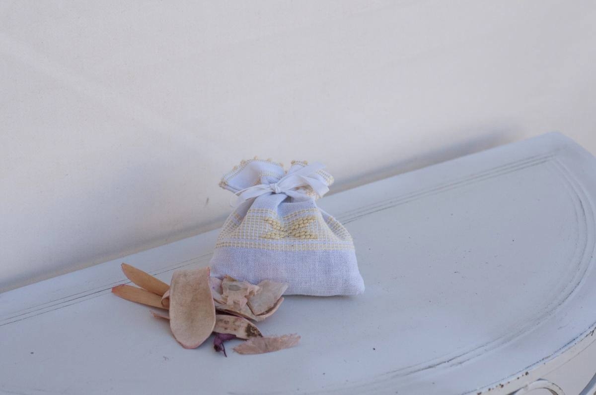 Art-3 sacchetto profuma biancheria in misto lino con farfalla giallino