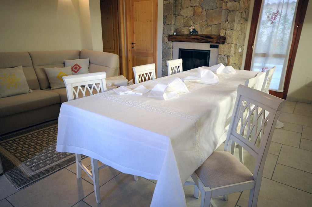 Art-4 Tovaglia in misto lino bianco con disegno roselline