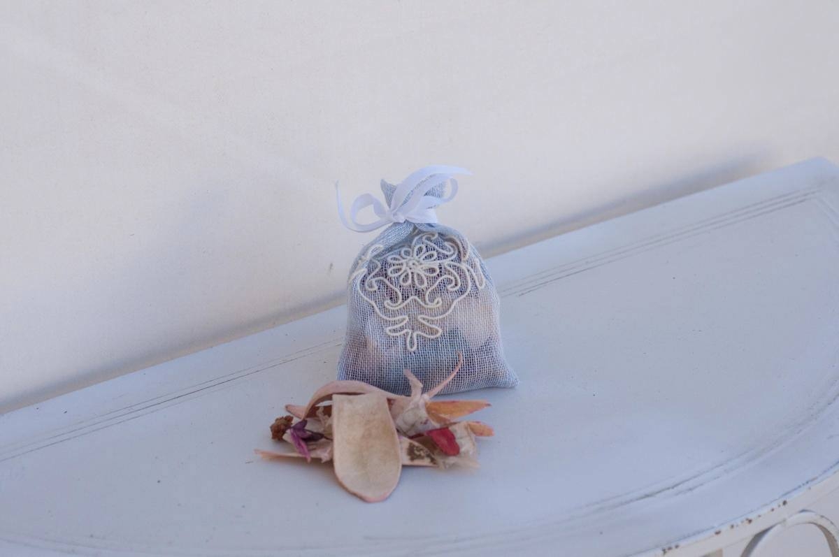 Art-5 sacchetto profuma biancheria in lino puro celeste con pistoccu panna