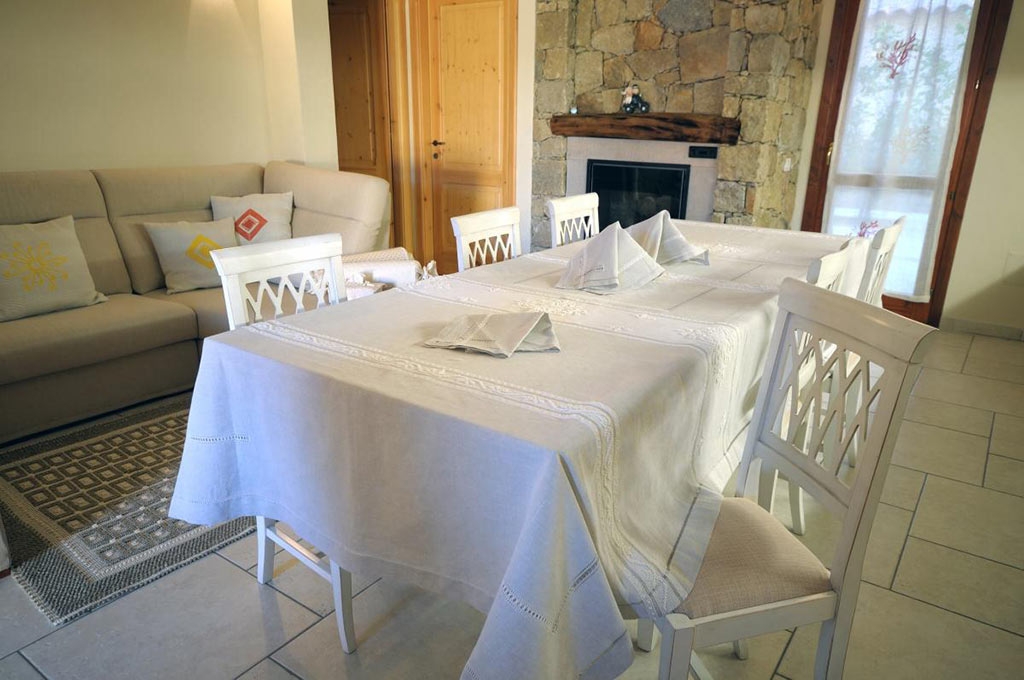 Art-5 Tovaglia in misto lino tortora con disegno mezza stella bianco e giliuccio