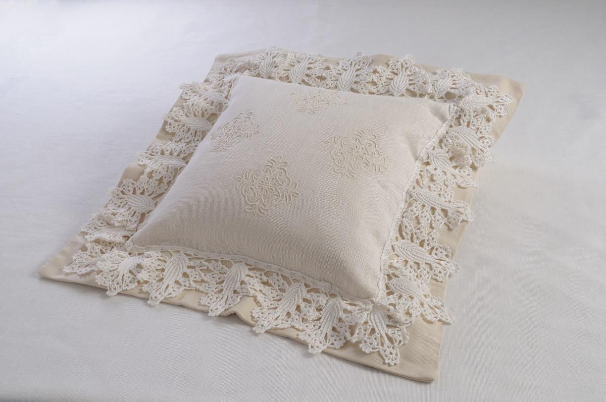 Art-54 cuscino cotone e lino con pizzo e pistoccu panna