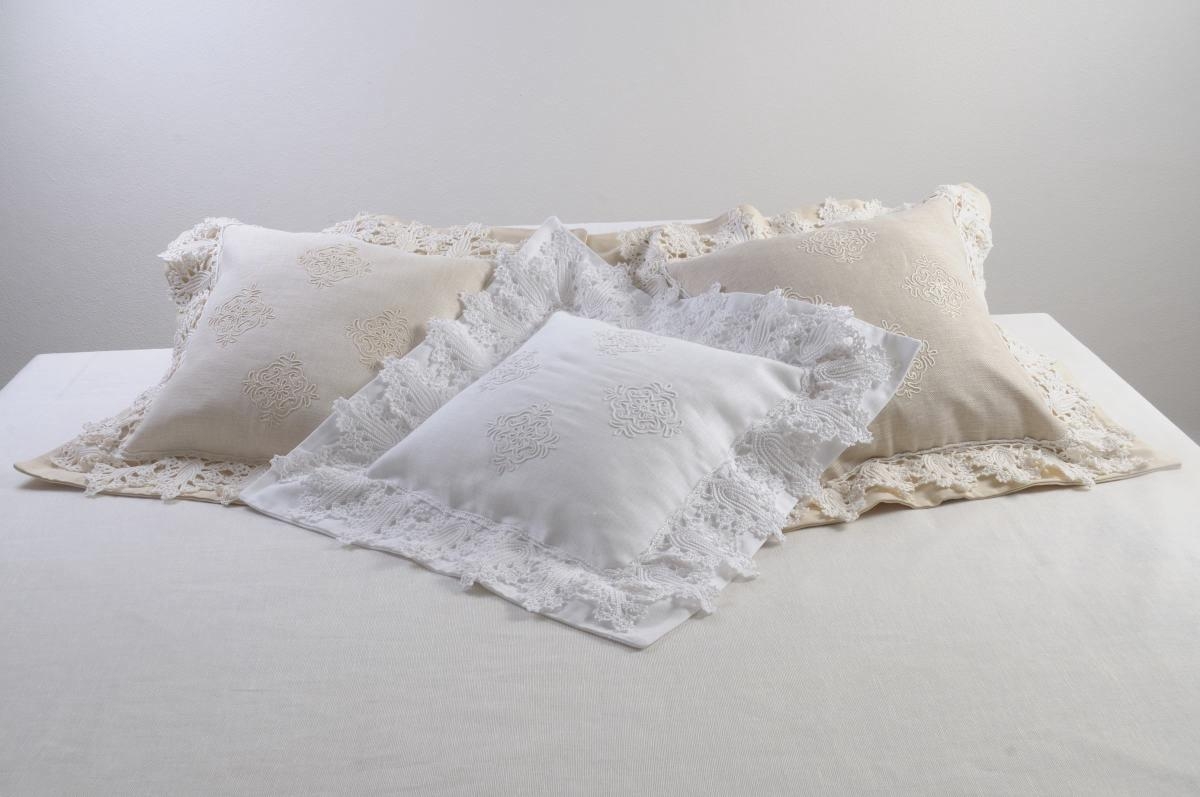 Art-56 copricuscini cotone e pizzo panna bianco e tortora con pistoccu