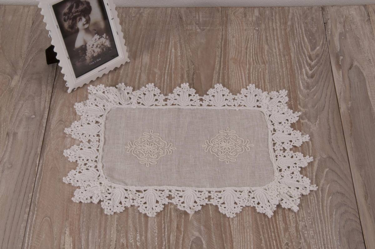 Art-8 centro in lino puro tortora e pizzo ad uncinetto con pistoccu panna